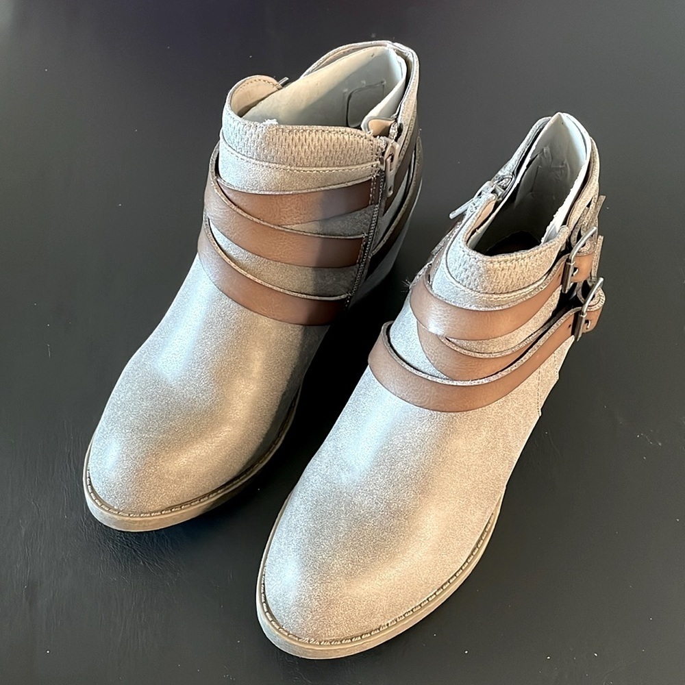 SO Basking Ankle Boots, Buckle Accent, Women’s 7M, Taupe